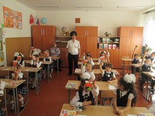 В Пятигорске сотрудники ГИБДД подарили школьникам светоотражающие брелки