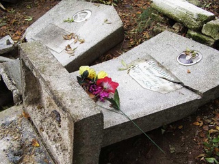 От рук вандалов в Пятигорске пострадали 45 могил и надгробий