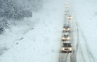 Из-за сильного снегопада на двух дорогах Ставрополья ограничили движение