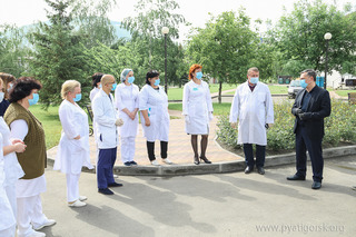Мэр Пятигорска встретился с медиками, работающими с ковидными пациентами