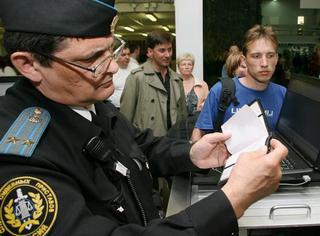 В аэропорту Минвод приставы выявляли злостных неплательщиков