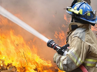 В Кисловодске пожарные потушили пожар в обувном цехе
