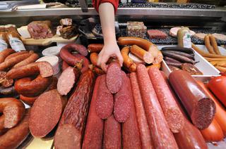 Производители просят поднять цены на колбасу и сосиски