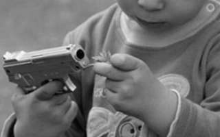 В Пятигорске 7-летняя девочка получила пулю в грудь, играя с пистолетом отца