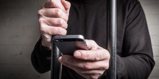 Сотрудница СИЗО в Пятигорске за взятку проносила телефоны для осужденных