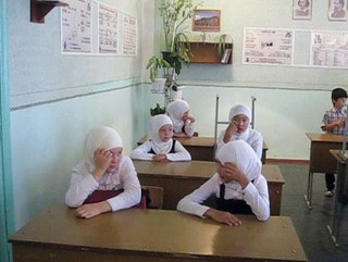 Школьницам-мусульманкам со Ставрополья предложили надеть косынки вместо хидажбов