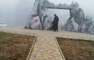 Вандалы изрисовали «Ворота Любви» на Машуке в Пятигорске