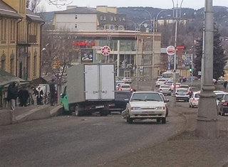 ДТП в Пятигорске заблокировало движение автомобилей на проспекте Калинина