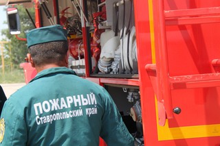 На Ставрополье пожарные потушили загоревшийся на ходу автомобиль
