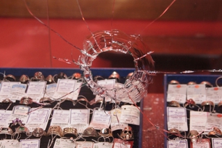 В Ставрополе грабители, напавшие на ювелирный магазин, ранили полицейского