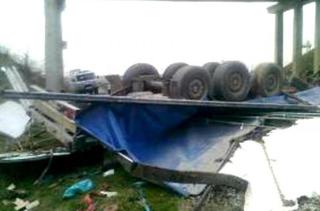 На Ставрополье ураганный ветер сдул с эстакады грузовик