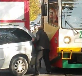 В Пятигорске водитель бросил автомобиль на трамвайных путях