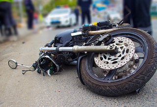 В Ессентуках при столкновении с легковушкой погиб мотоциклист