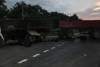 Два человека погибли при столкновении мотоцикла и грузовика на Ставрополье