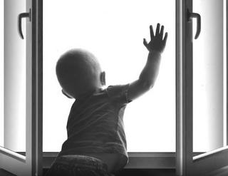 В Невинномысске 1,5-годовалый малыш выпал из окна 5 этажа