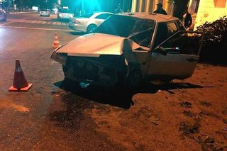 В Кисловодске два человека пострадали при столкновении  тонированного авто с деревом