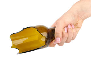 В Минводах во время пьяной ссоры девушка грозилась зарезать мужчину разбитой бутылкой