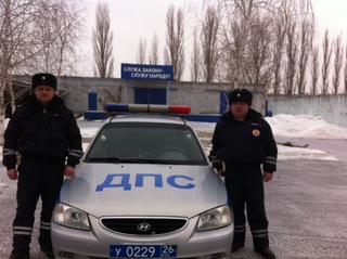 На Ставрополье экипаж ДПС спас четырех замерзающих путников