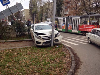 В центре Пятигорска внедорожник столкнулся с Mercedes, пострадал дорожный знак