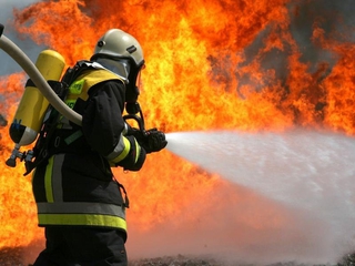 Крупный пожар произошел в магазине стройматериалов на Ставрополье