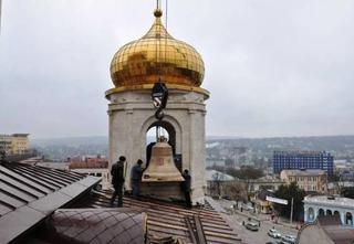 На звонницу Спасского собора в Пятигорске подняли колокола