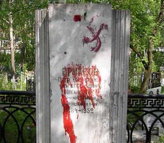 В Пятигорске несовершеннолетние вандалы разрисовали памятники на кладбище