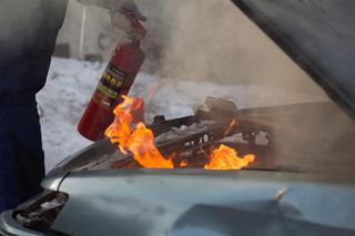 На одной из улиц Пятигорска загорелся и взорвался автомобиль