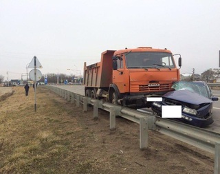 В Минераловодском районе водитель иномарки погиб в аварии с КамАЗом