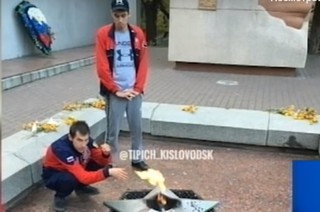 В Кисловодске разыскивают молодых людей, которые грелись у Вечного огня