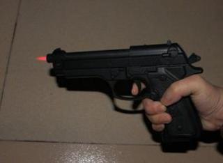 На Ставрополье рецидивист ограбил юношу с помощью пистолета-зажигалки