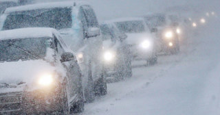 Сильный снегопад осложнил ситуацию на дорогах Ставрополья