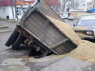В Пятигорске грузовик с песком провалился в яму на дороге