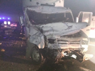 Шесть человек погибли при столкновении микроавтобуса и грузовика на Ставрополье