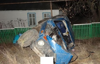 На Ставрополье водитель легковушки погиб, врезавшись в дерево