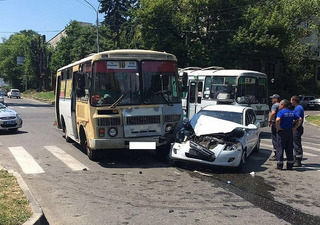 В ДТП с автобусом в Ставрополе пострадали беременная женщина и пенсионерка