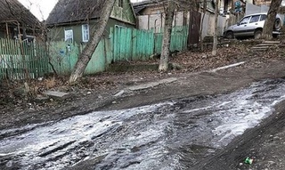 В Пятигорске из-за прорыва трубы затопило улицу и дворы домов