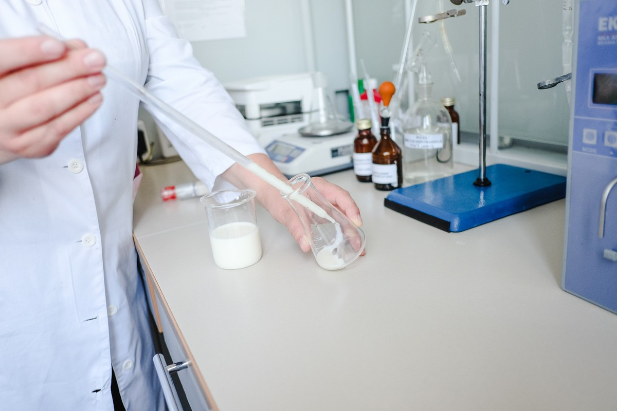 Долгов лабораторная. Ветеринарно-санитарная экспертиза молока. Исследование молока в лаборатории. Исследование проб молока. Контроль качества молока.