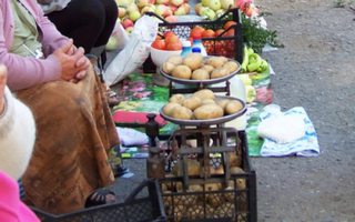 В ходе рейдов в Пятигорске уничтожено 200 кг нелегальных овощей и фруктов
