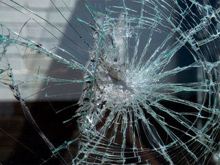 В Ессентуках задержанный гражданин выбил ногами стекло полицейского автомобиля