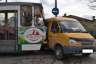 В Пятигорске при столкновении трамвая с маршруткой пострадали 3 пассажира