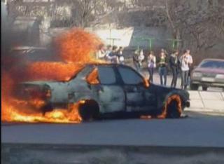 В Пятигорске на трамвайные пути выехал горящий автомобиль