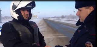 Под Невинномысском автоинспекторы спасли от замерзания байкера из Франции