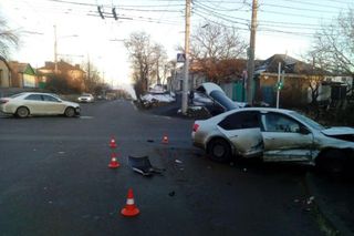 В Ставрополе при столкновении двух автомобилей пострадали четыре студента