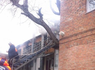 В Пятигорске в жилом здании произошел крупный пожар