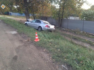 Водитель Mercedes из Кисловодска на полной скорости врезался в дерево