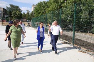 Глава Пятигорска проинспектировал новые спортплощадки, строящиеся в школах