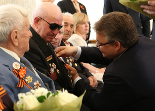 Губернатор Ставрополья вручил ветеранам юбилейные медали ко Дню Победы
