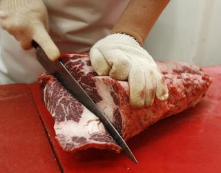 На Ставрополье работник колбасного цеха украл центнер мяса