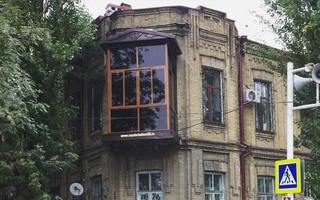 Жильцов старинного дома в Пятигорске обязали убрать современный балкон