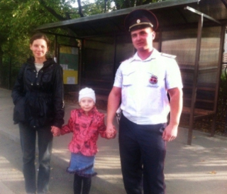 В Железноводске сотрудники ДПС вернули родителям потерявшуюся девочку